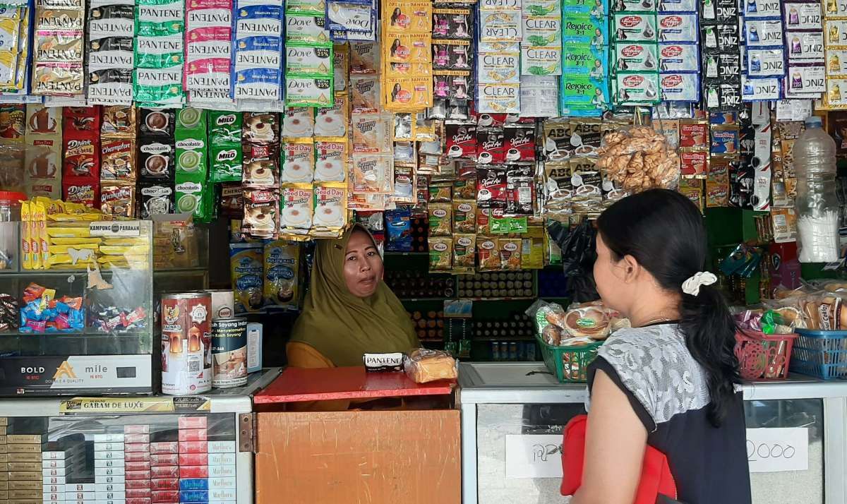 Salah Satu Warung Madura Saat Melayani Pembeli.