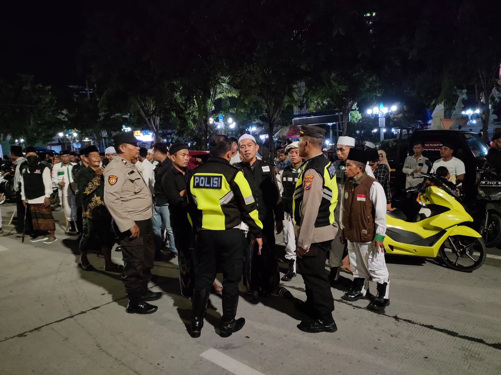 Aparat Keamanan Bersama Ormas Lri Saat Berada Di Sekitar Monumen Trunojoyo.