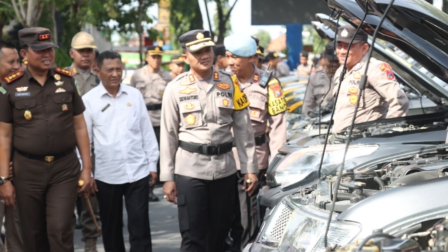 Jajaran Forkopimda Saat Melakukan Pengecekan Armada.