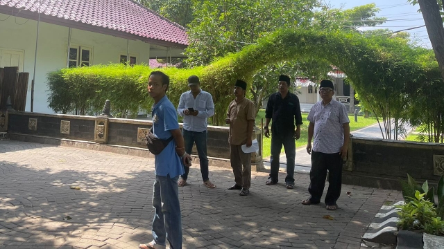 Pedagang Pasar Ki Lemah Duwur Saat Berada Di Depan Pendopo Agung Bangkalan.