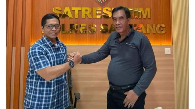 Pelapor H. Toha Bersama Kasatreskrim Polres Sampang Akp Sigit Nursiyo Dwiyugo.