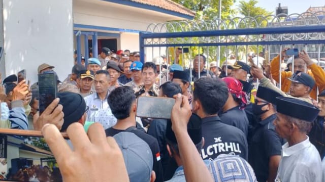 Massa Dpd Pabpdsi Bersama Masyarakat Saat Berada Di Depan Kantor Pemda Sampang. (Dok. Ist)