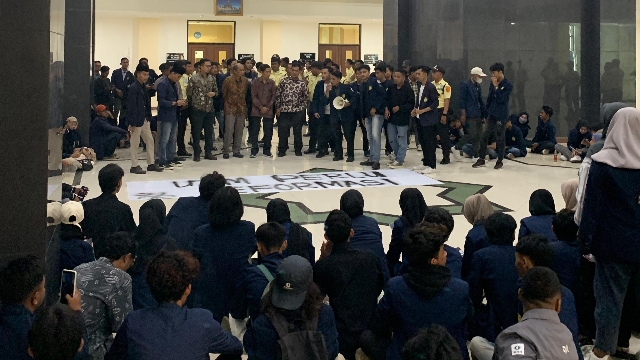 Ratusan Mahasiswa Saat Melakukan Aksi Demonstrasi Di Gedung Rektorat Utm.