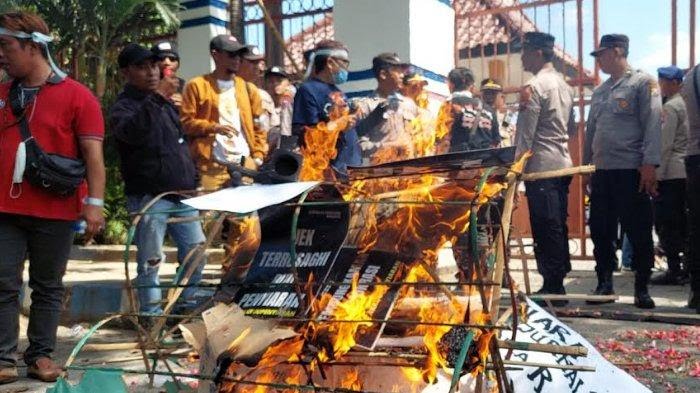 Keranda Yang Dibakar Jurnalis Sampang Di Depan Gedung Dprd Sampang. (Dok. Ist)