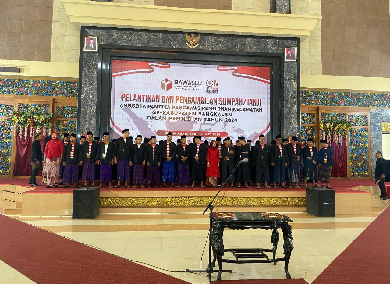 Panitia Pengawas Kecamatan (Panwascam) Untuk Pilkada 2024 Saat Dilantik Oleh Bawaslu Bangkalan.