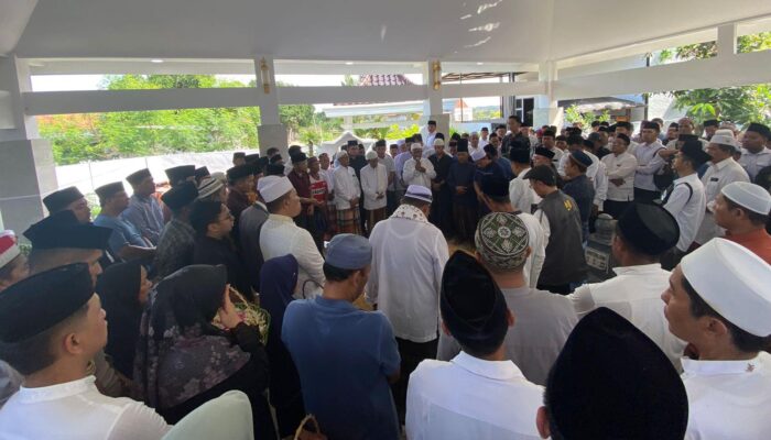 Img 20240529 Wa0001 Ribuan Warga Sampang Hadiri Pemakaman Hj Mimin Slamet Junaidi