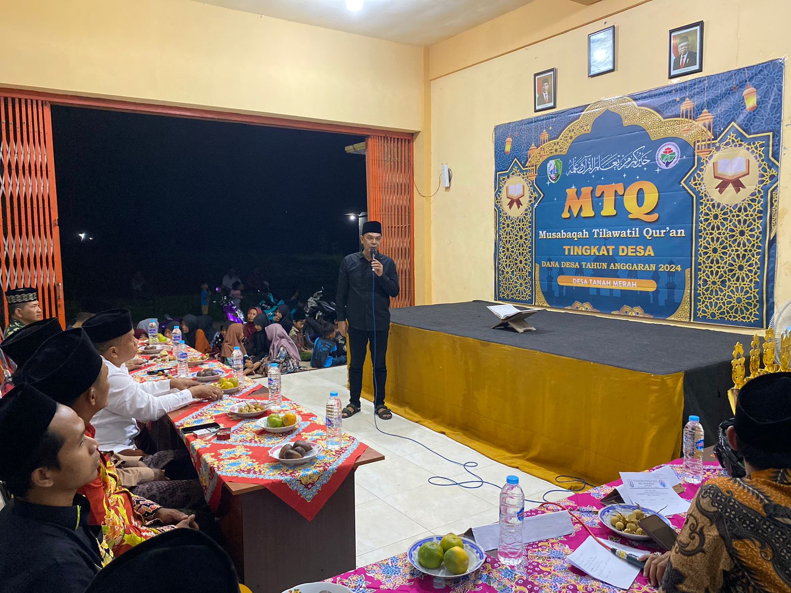 Camat Torjun Beserta Jajaran Pemdes Tanah Merah Membuka Acara Mtq Di Balai Desa Setempat