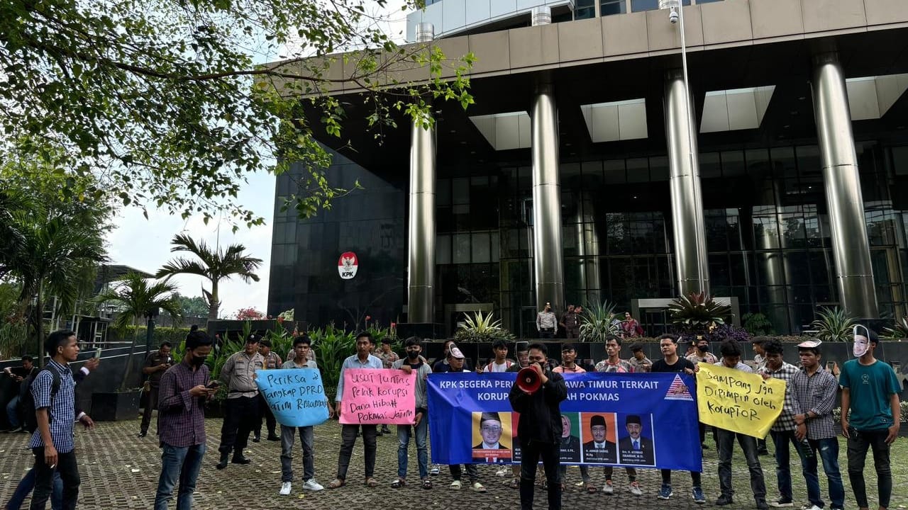 Komite Mahasiswa Madura Saat Melakukan Aksi Demonstrasi Di Depan Gedung Kantor Kpk.