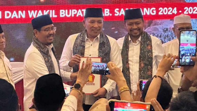 Aba Idi Dan Ra Mahfud Saat Menerima Rekomendasi Dari Partai Gerindra. (Dok. Istimewa)