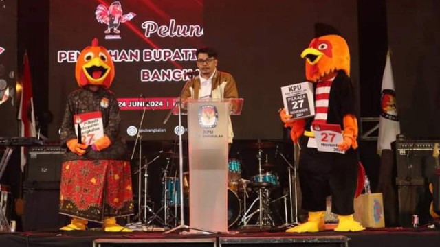 Ketua Kpu Bangkalan Saat Menyampaikan Sambutan Pada Acara Peluncuran Maskot Pilkada Bangkalan