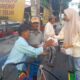 Mahasiswi Dan Perempuan Yang Tergabung Dalam Sahabat Jelajah Wanita Peduli Dhuafa (Jelita) Sampang Menggelar Kegiatan Bagi-Bagi Makan Gratis Kepada Tukang Becak Dan Kaum Dhuafa, Jumat (05/07/24).