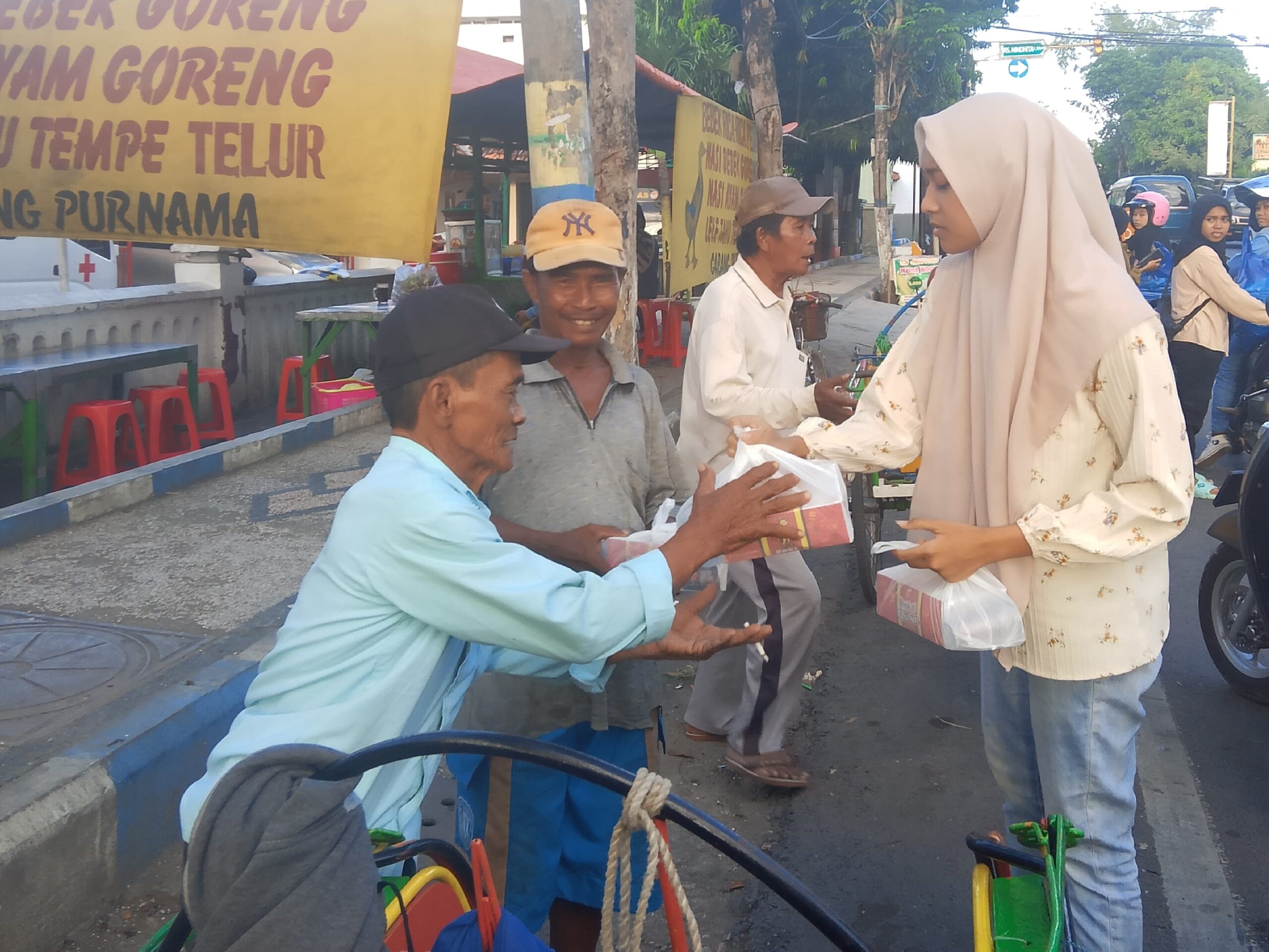 Mahasiswi Dan Perempuan Yang Tergabung Dalam Sahabat Jelajah Wanita Peduli Dhuafa (Jelita) Sampang Menggelar Kegiatan Bagi-Bagi Makan Gratis Kepada Tukang Becak Dan Kaum Dhuafa, Jumat (05/07/24).