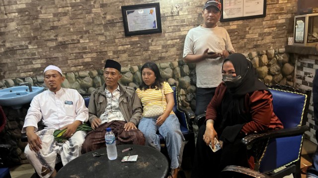 Habib Abdurrahman Saat Berdialog Dengan Pemilik Kafe.