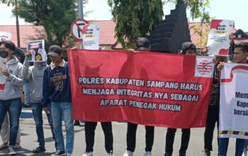 Demo Di Depan Polres Sampang, Mahasiswa Soroti Peran Aparat Penegak Hukum Di Pilkada Serentak