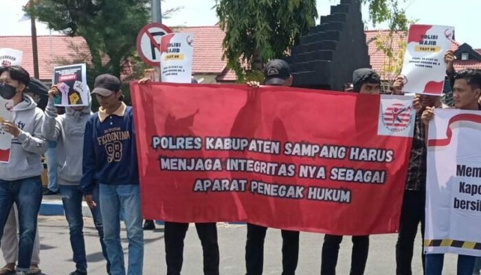 Demo Di Depan Polres Sampang, Mahasiswa Soroti Peran Aparat Penegak Hukum Di Pilkada Serentak