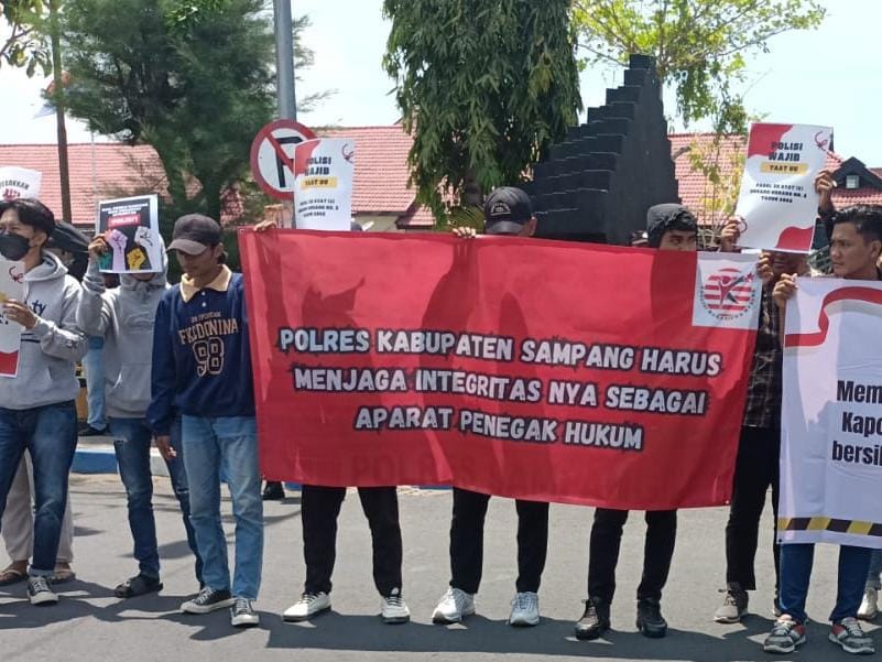 Img 20241003 Wa0000 Demo Di Depan Polres Sampang, Mahasiswa Soroti Peran Aparat Penegak Hukum Di Pilkada Serentak