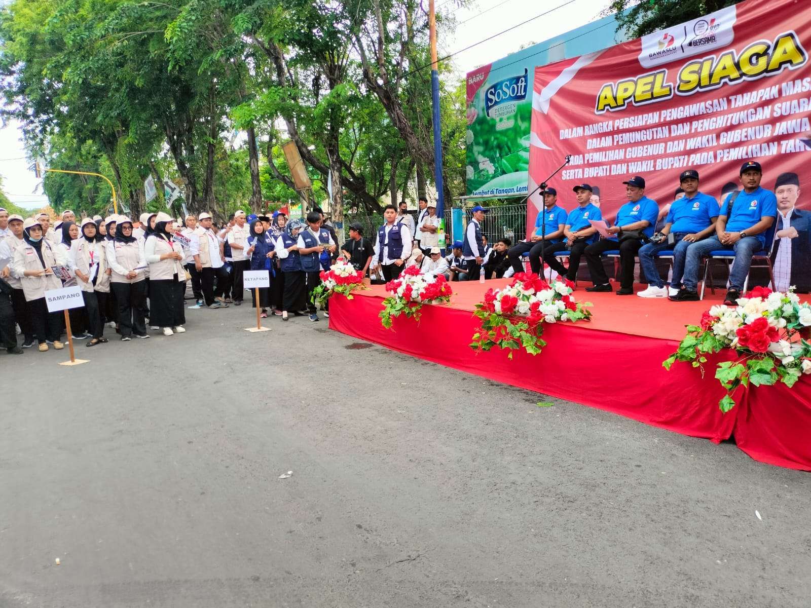 Bawaslu Pada Apel Siaga Di Garis Start Pasar Srimangunan Menuju Alun-Alun Trunojoyo Senin(18/11/20214)