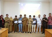 Wakil Bupati Sampang H. Ahmad Mhfudz saat memberikan penghargaan kepada kepala desa dengan capaian target 100%