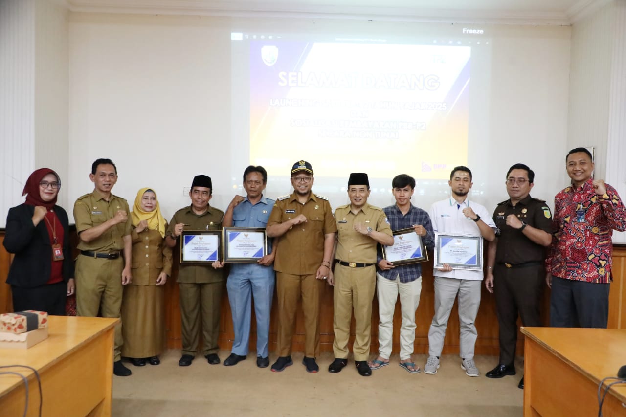 Wakil Bupati Sampang H. Ahmad Mhfudz saat memberikan penghargaan kepada kepala desa dengan capaian target 100%