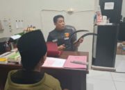 Pelaku saat menjalani pemeriksaan lanjutan di Mapolres Sampang (istimewa)