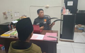 Pelaku saat menjalani pemeriksaan lanjutan di Mapolres Sampang (istimewa)