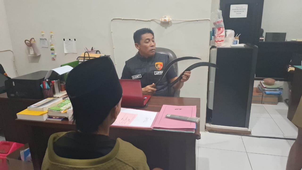 Pelaku saat menjalani pemeriksaan lanjutan di Mapolres Sampang (istimewa)