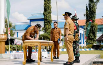 Bupati Sampang saat memimpin upacara pembukaan TMMD ke-124 di Halaman Pendapa Trunojoyo