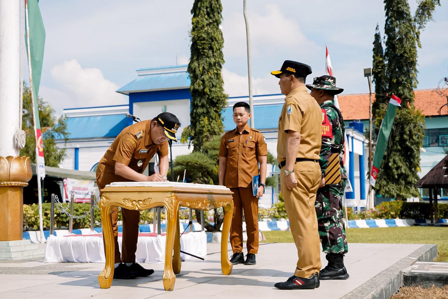 Bupati Sampang saat memimpin upacara pembukaan TMMD ke-124 di Halaman Pendapa Trunojoyo