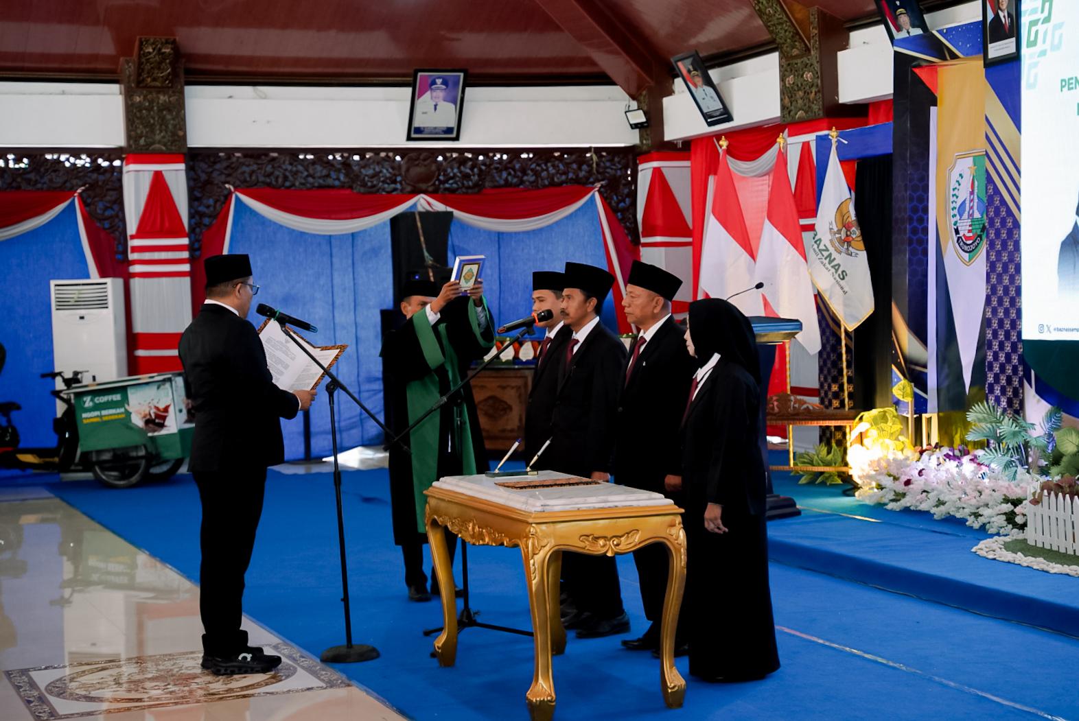 Prosesi pengambilan sumpah jabatan Ketua dan Wakil Ketua Baznas Kabupaten Sampang