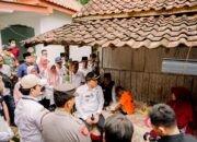 Aba Idi saat mengunjungi anak disabilitas di Desa Lepelle Kecamatan Robatal
