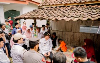 Aba Idi saat mengunjungi anak disabilitas di Desa Lepelle Kecamatan Robatal