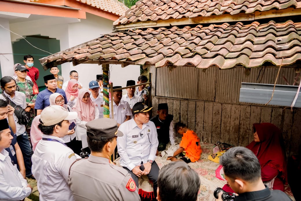 Aba Idi saat mengunjungi anak disabilitas di Desa Lepelle Kecamatan Robatal