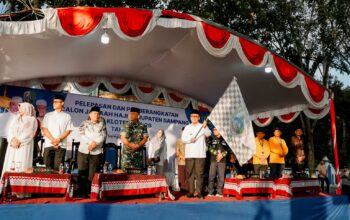 Wakil Bupati Sampang H. Ahmad Mahfudz saat melepas keberangkatan jamaah haji kloter 25