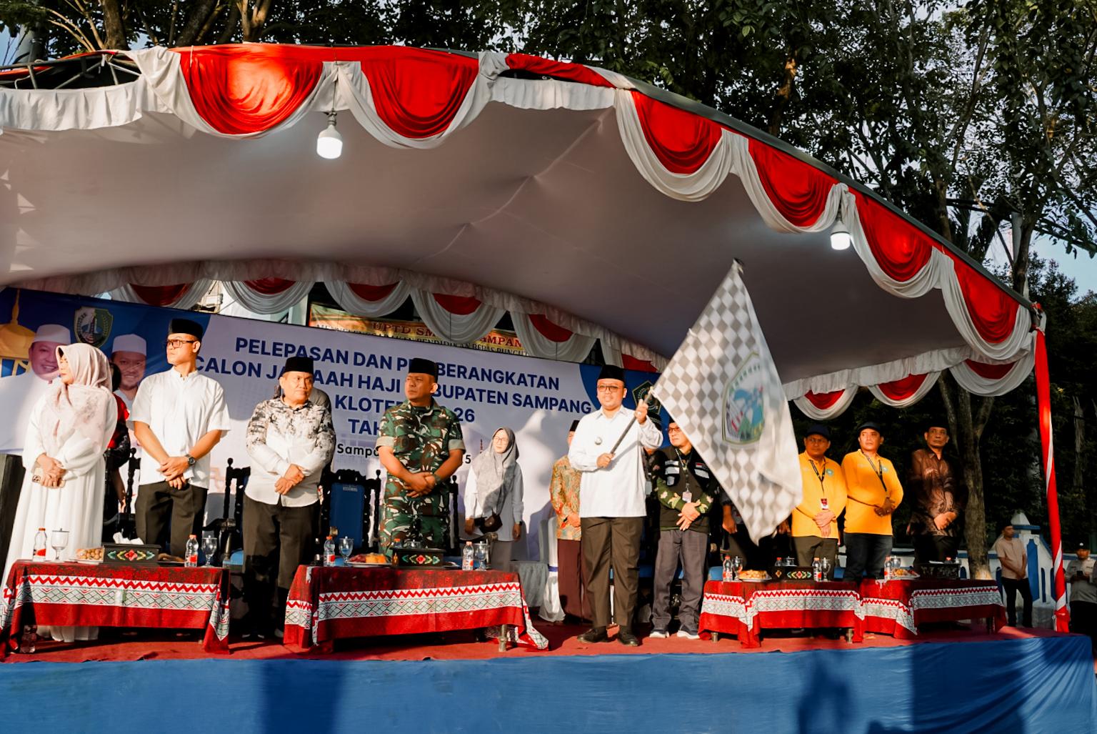 Wakil Bupati Sampang H. Ahmad Mahfudz saat melepas keberangkatan jamaah haji kloter 25