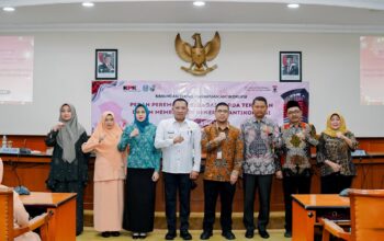 Foto Bersama Bupati Sampang dan Plh. Direktur III Bidang Pembinaan Peran Serta Masyarakat KPK RI dan jajaran perangkat daerah di lingkungan Pemkab Sampang.