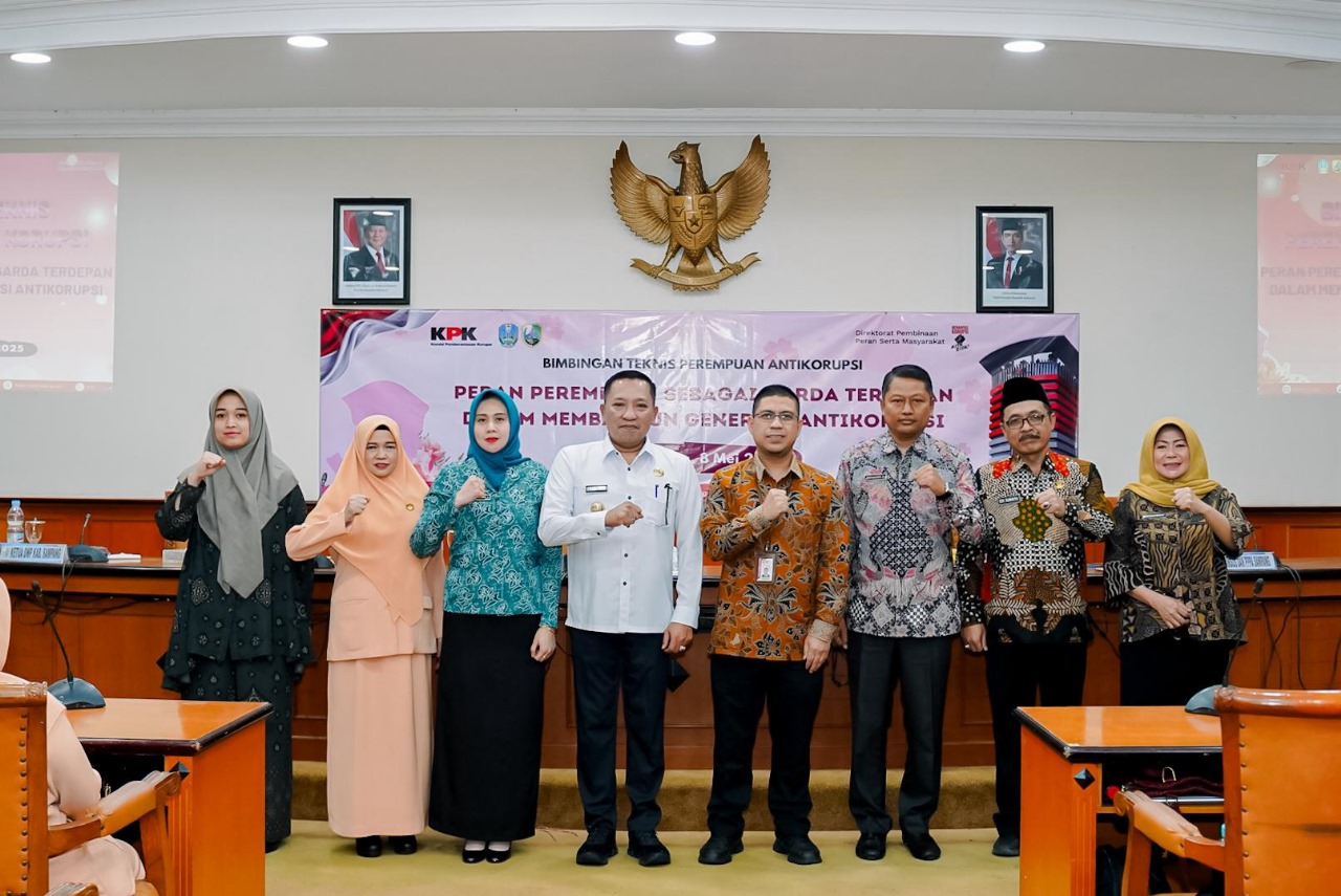 Foto Bersama Bupati Sampang dan Plh. Direktur III Bidang Pembinaan Peran Serta Masyarakat KPK RI dan jajaran perangkat daerah di lingkungan Pemkab Sampang.