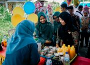 Wakil Ketua TP PKK Kabupaten Sampang saat mengunjungi stand UMKM di lokasi kegiatan