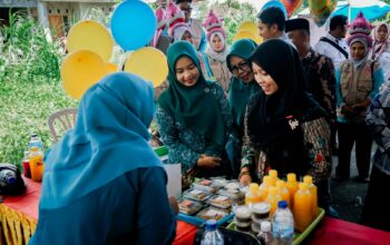 Wakil Ketua TP PKK Kabupaten Sampang saat mengunjungi stand UMKM di lokasi kegiatan