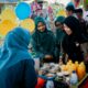 Wakil Ketua TP PKK Kabupaten Sampang saat mengunjungi stand UMKM di lokasi kegiatan