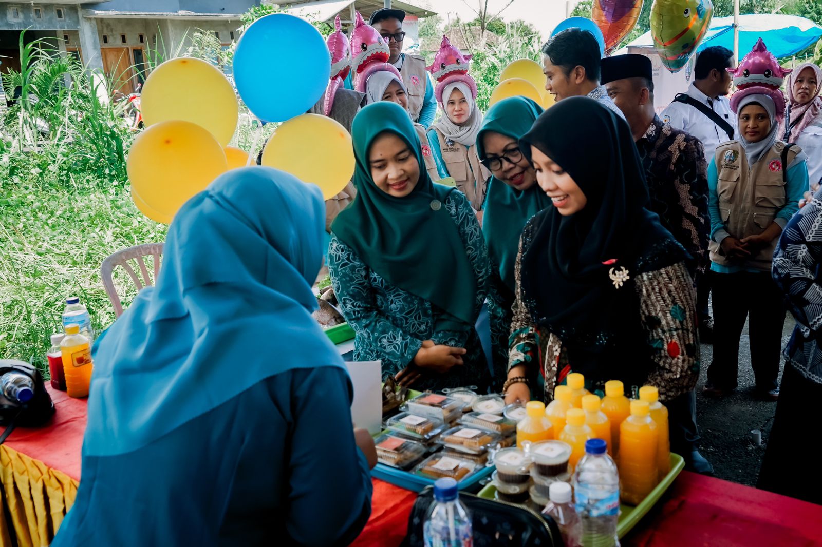 Wakil Ketua TP PKK Kabupaten Sampang saat mengunjungi stand UMKM di lokasi kegiatan
