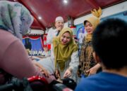 Caption: Bupati Sampang H. Slamet Junaidi didampingi Ketua TP PKK Kabupaten Sampang Evi Slamet Junaidi saat menyantuni anak yatim dan menyalurkan bantuan bagi penyandang disabilitas