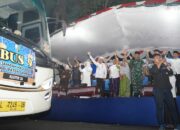 Caption: Suasana saat pelepasan keberangkatan jamaah haji Sampang kloter 26