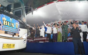 Caption: Suasana saat pelepasan keberangkatan jamaah haji Sampang kloter 26