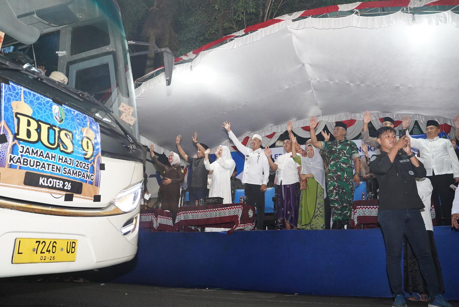 Caption: Suasana saat pelepasan keberangkatan jamaah haji Sampang kloter 26