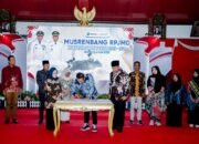 Bupati Sampang H. Slamet Junaidi saat menandatangani naskah dokumen RPJMD 2025-2029