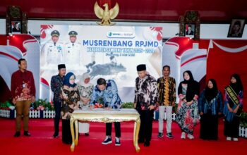 Bupati Sampang H. Slamet Junaidi saat menandatangani naskah dokumen RPJMD 2025-2029