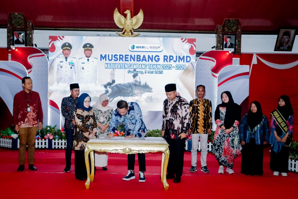 Bupati Sampang H. Slamet Junaidi saat menandatangani naskah dokumen RPJMD 2025-2029
