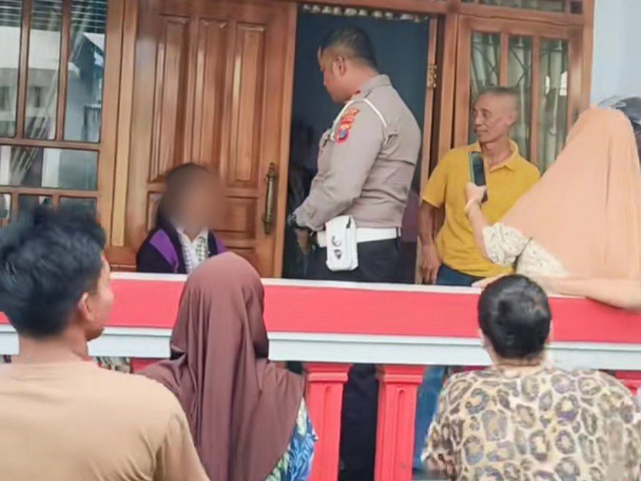 Anggota Polres Sampang saat mendatangi penangkapan lokasi penangkapan terduga maling di Jalan Pahlawan