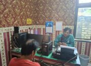 Tersangka pencurian HP saat diperiksa di Mapolres Sampang