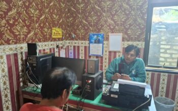 Tersangka pencurian HP saat diperiksa di Mapolres Sampang